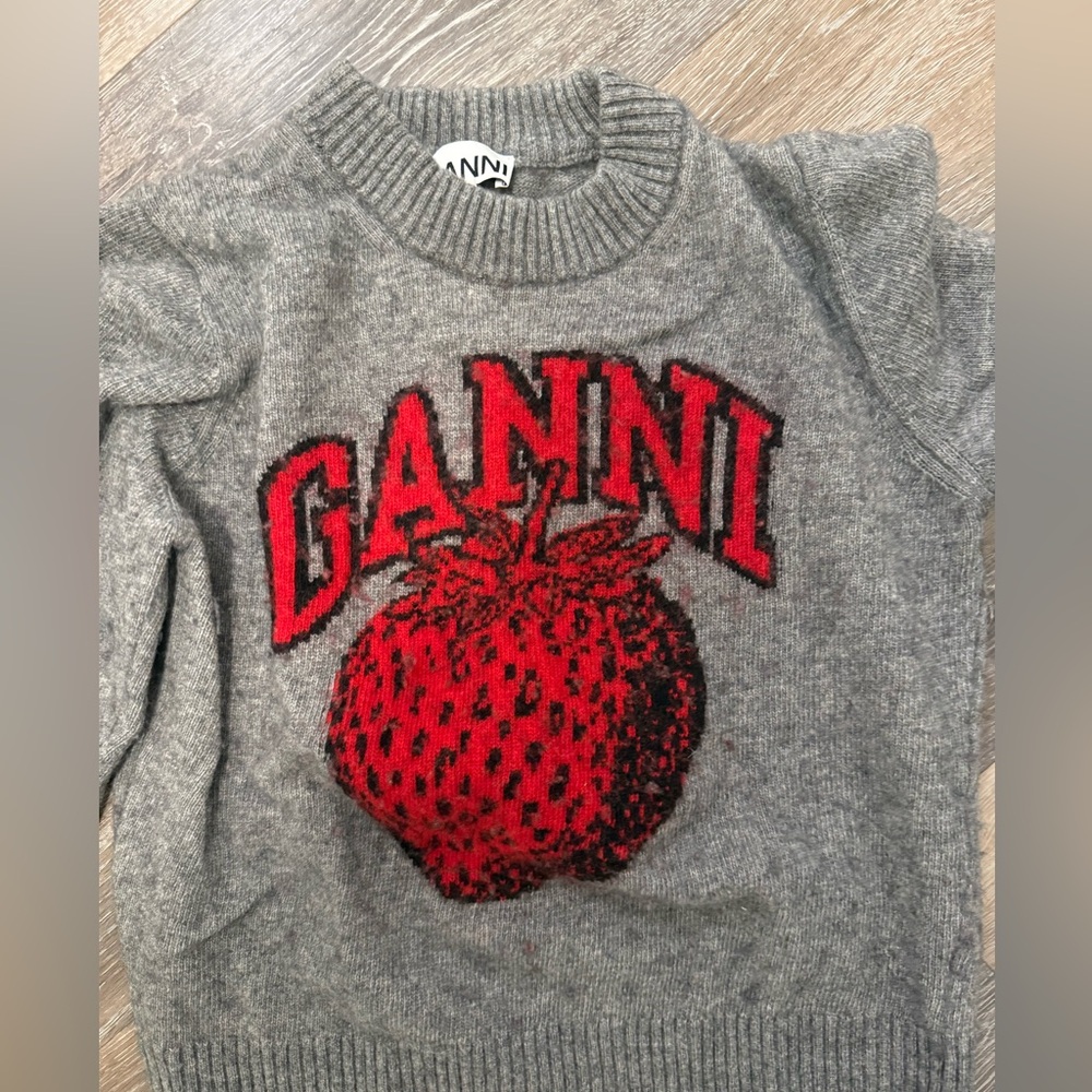 GANNI GRAPHIC STRAWBERRY O-NECK PULLOVER